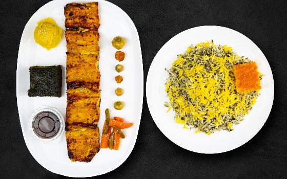 سبزی پلو با ماهی هیزمی